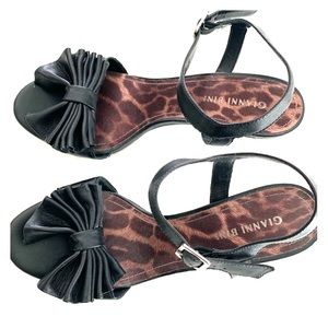 Black leather sandals with bow